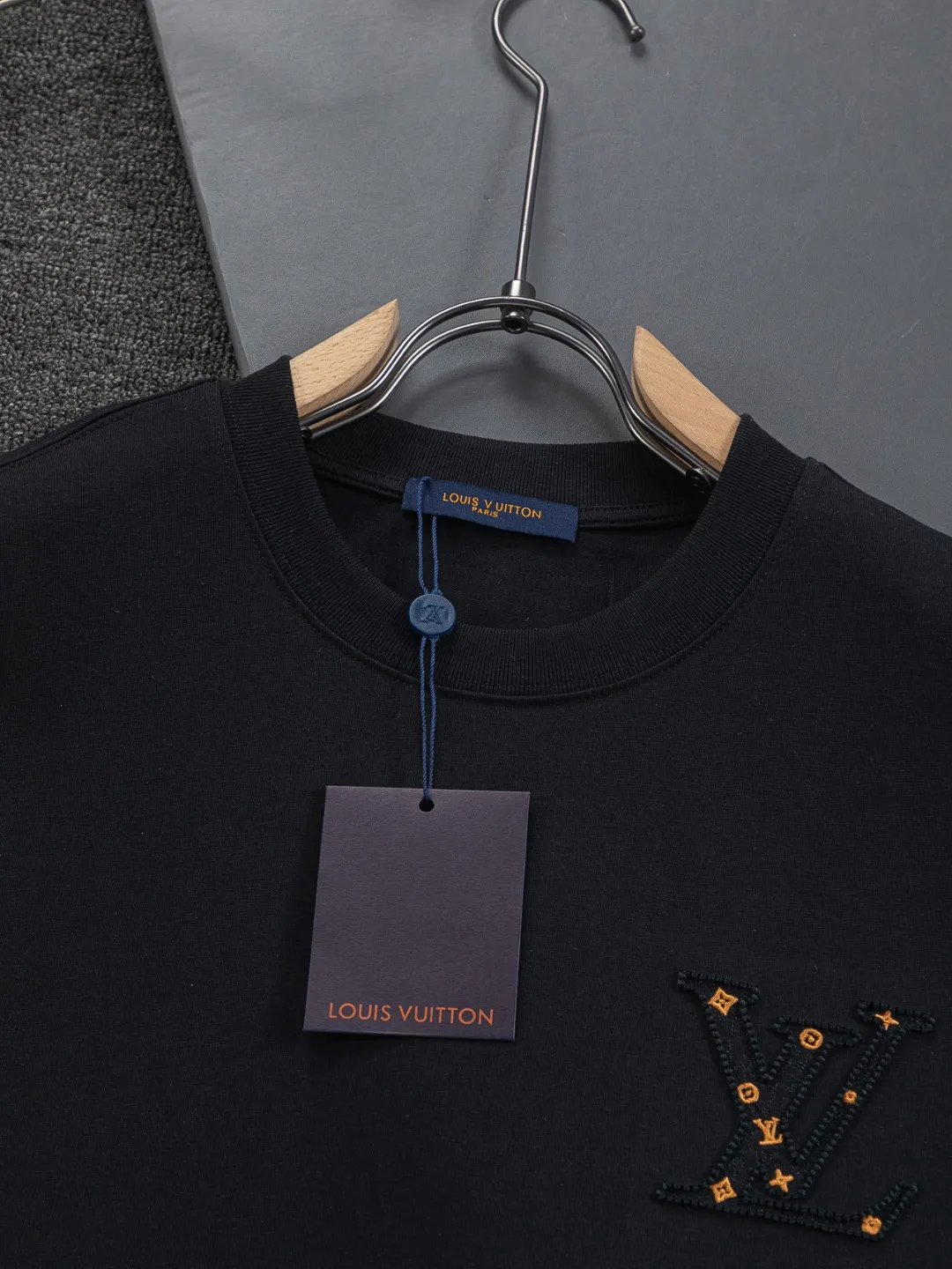 🅿️190 Louis Vuitton 1V LV micro-wide version S-XL LV 26ss New product counters are on the shelves at the same time Multiple craftsmanship Three-dimensional hollow gold dot letters embroidery on the chest🪡logo Large logo embroidery on the back hollow gold dot letters🪡logo Short-sleeved T-shirt Round neck short-sleeved T-shirt, the same style for men and women! Consigned to one-to-one creation. Synchronized with the official website, pure cotton fabrics at the counter! It is close to the skin and comfortable, durable and easy to wear. It has a classic and simple logo design and meticulous original craftsmanship. Short-sleeves, a must-have item for men, do not appear to be the same for the general public, but must be unique and eye-catching. This LV short-sleeve is all about quality, comfort, the same shape and fashion as always, including fabrics and cutting techniques. All of them have been made with great effort! 320 grams of washed pure cotton fabric, pure cotton is breathable, very refreshing and comfortable for daily wear. The rib knitting on the neckline is smooth and tight, and the neckline will not be skewed if you toss it at will. The loose version, you will find that it looks really good on the upper body. The overall is minimalist and neat, super versatile for daily use! Pair it casually with a pair of pants for a youthful look. A T-shirt will make your outfit crazy. It is a fashionable item that can never go wrong! Color: Black White Pink Size: S-XL Size chart: S: Shoulder width 50-Bust 56-Length 70 M: Shoulder width 52-Bust 57-Length 72 L: Shoulder width 54-Bust 59-Length 74 XL: Shoulder width 56-Bust 62-Length 76